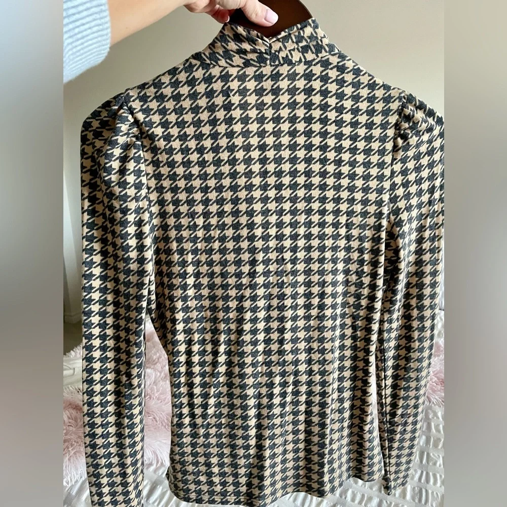 Cross front, draped effect, extremely flattering NWT Pristine condition. - Picture 4 of 5